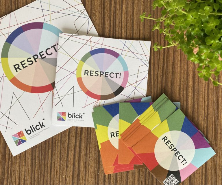 Kampagnen Material: Eine große Broschüre, ein kleinerer Flyer und viele Aufkleber in Regenbogenfarben, in der Mitte das Wort "respect"