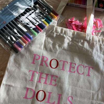 Bild eines selbst gestalteten Jutebeutels mit der Aufschrift "Protect the dolls"