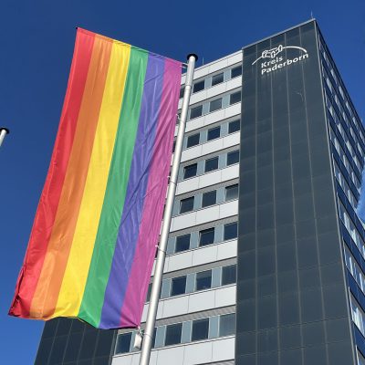 Regenbogenflagge weht vor dem Kreishaus in Paderborn